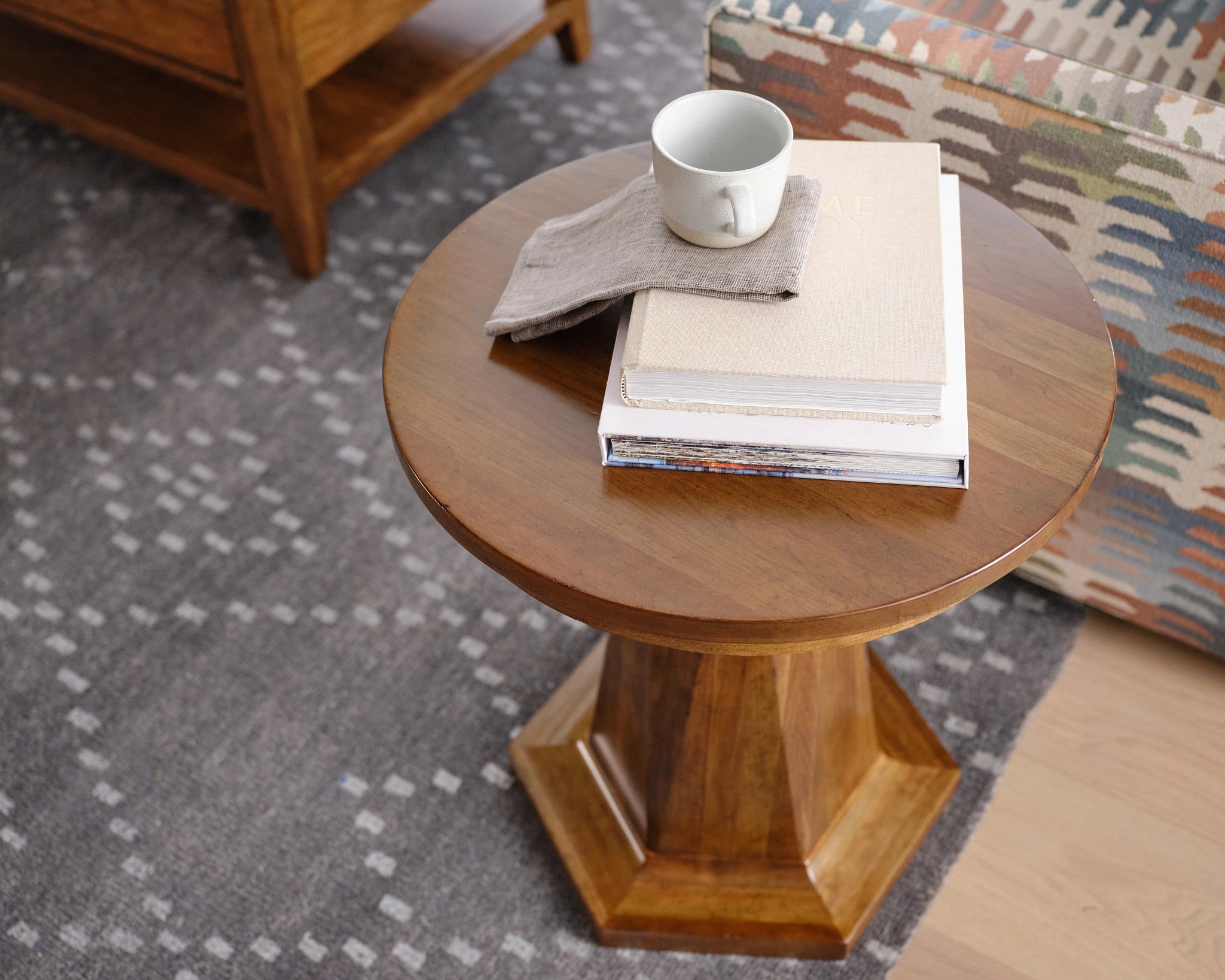Kincaid Furniture Aspire Array Round Chairside Table in Champagne