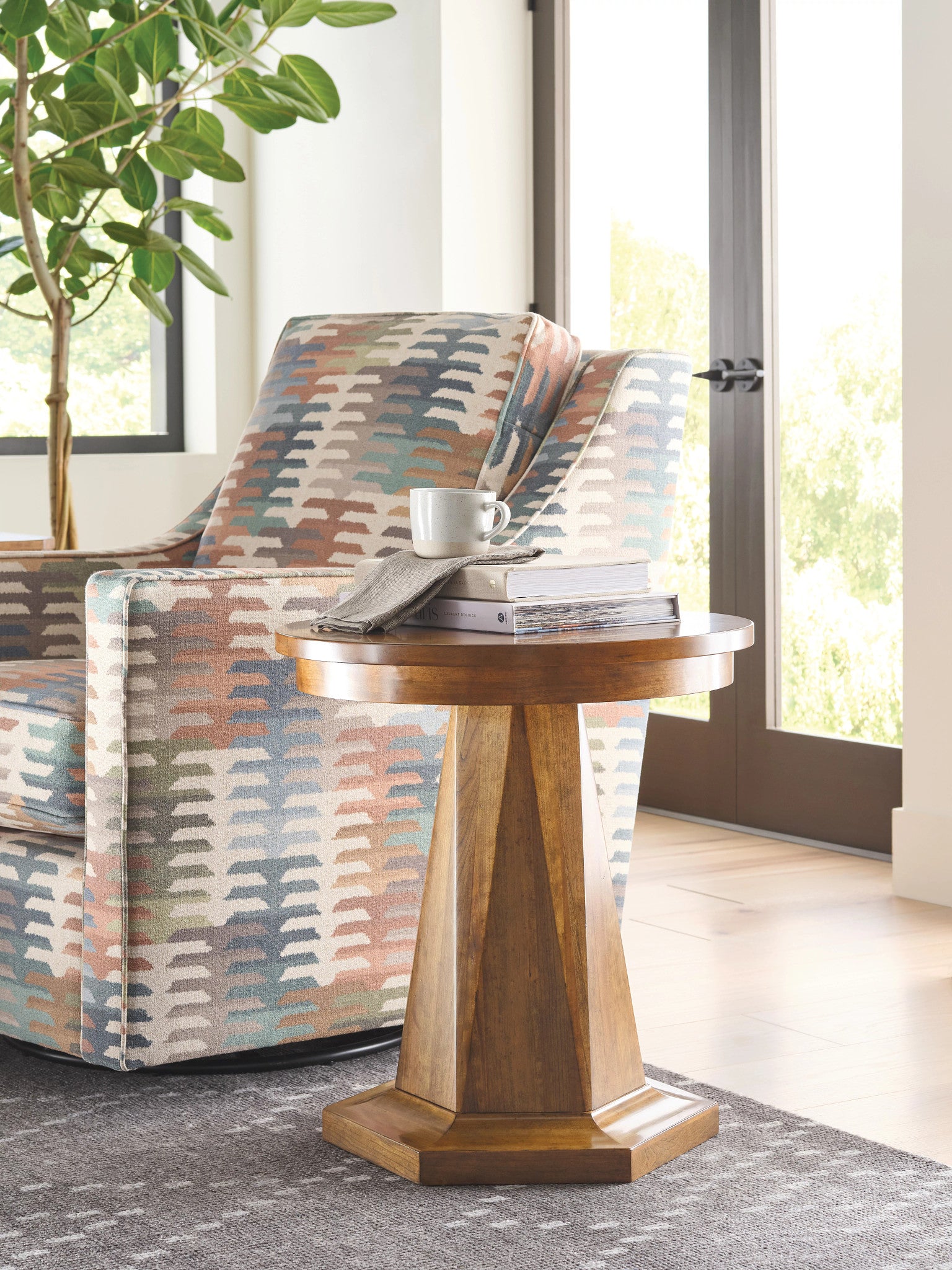Kincaid Furniture Aspire Array Round Chairside Table in Champagne