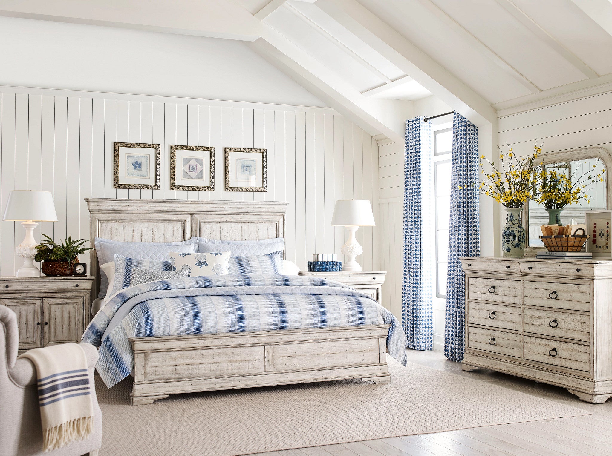 Kincaid Furniture Selwyn Carlisle Panel Bed in Cottage White